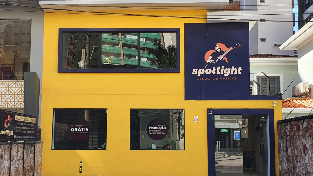 Foto da capa de SPOTLIGHT Escola de Música em Santos | Aulas de Canto, Violão, Bateria...